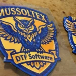 Detalhe de patch 3D em silicone com relevo e suporte termoadesivo — DTF Portugal
