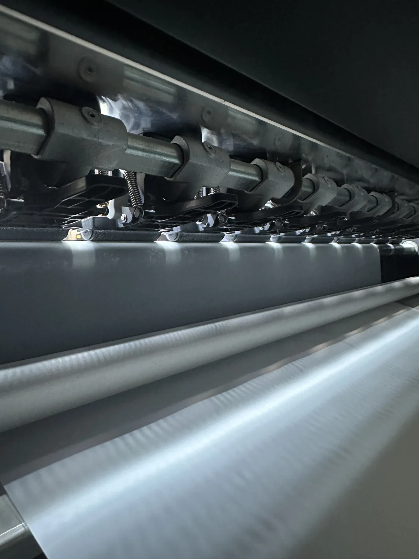 Detalhe dos cabeçotes de impressão DTF em produção industrial